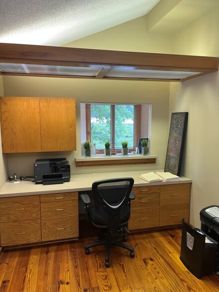 More Photos Of 1024 E North St, Greenville Office For Lease