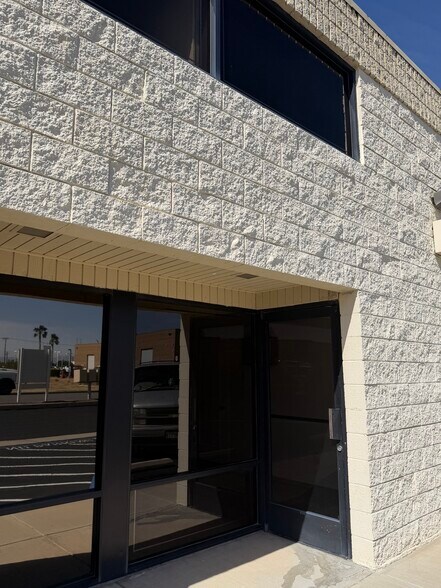More Photos Of 15400 Tamarack Dr, Victorville Warehouse For Lease