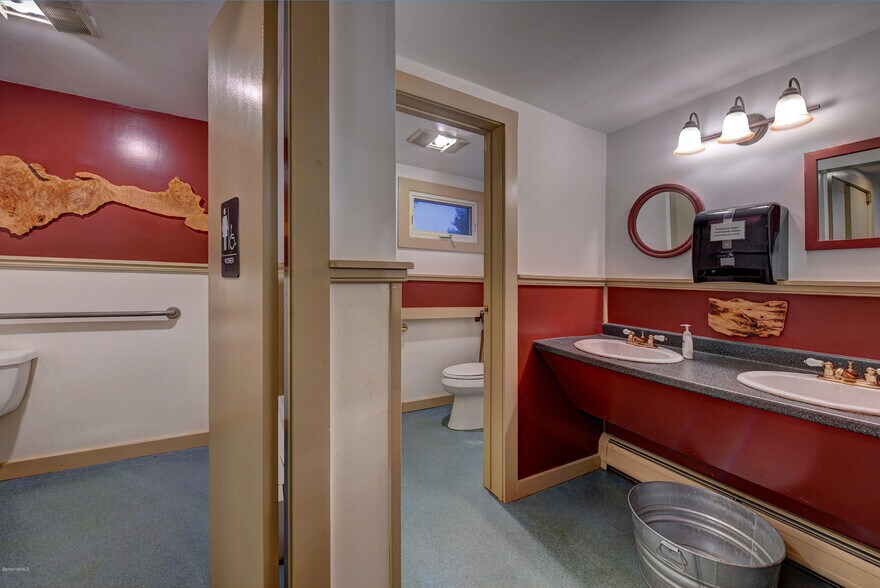 More Photos Of 650 N Main St, Sheffield Restaurant For Sale