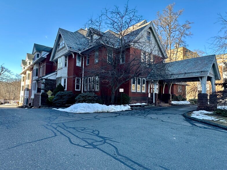 More Photos Of 19 Woodland St, Hartford Medical For Lease