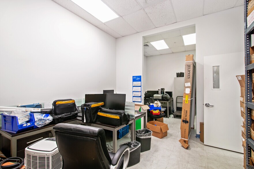 More Photos Of 2805-2889 N Commerce Pky, Miramar Distribution For Lease