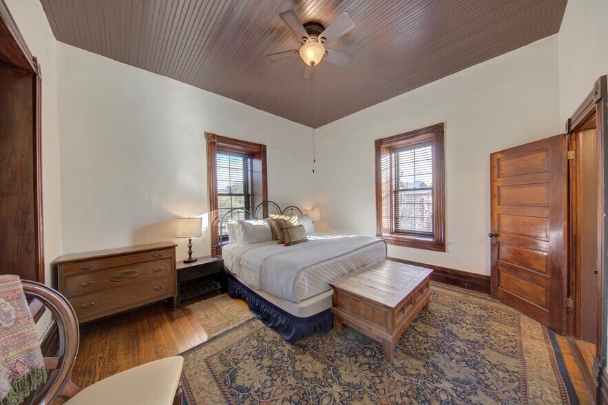 More Photos Of 405 W Avenue E, Alpine Specialty For Sale