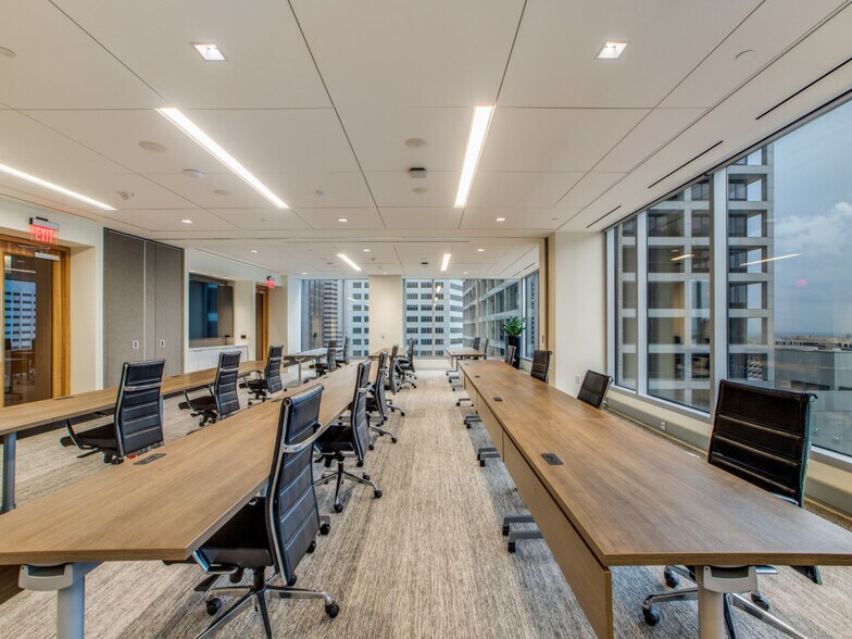 More Photos Of 1000 Main St, Houston Coworking Space
