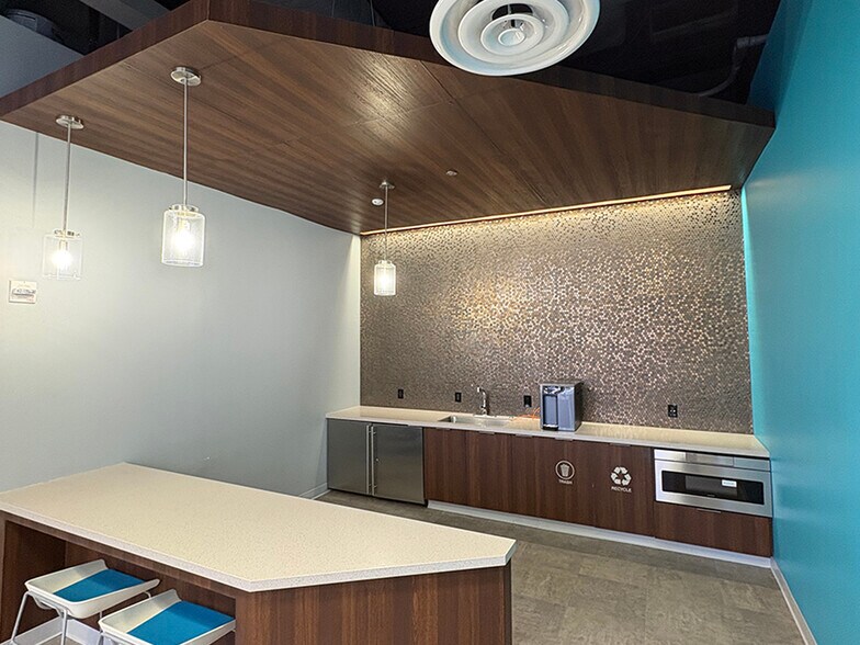 More Photos Of 221 N Kansas St, El Paso Office For Lease