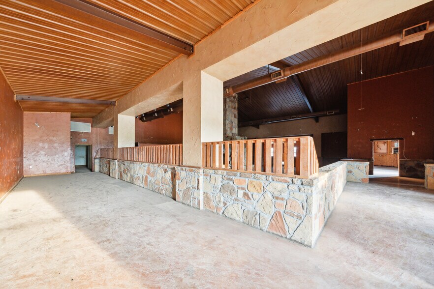 More Photos Of 410 S Interstate 35, Pearsall Storefront Retail Office For Lease