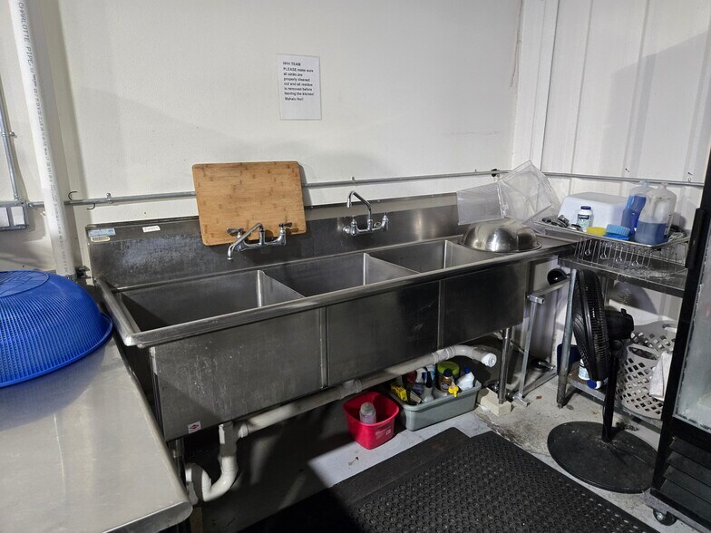 More Photos Of 60 E Wakea Ave, Kahului Warehouse For Lease