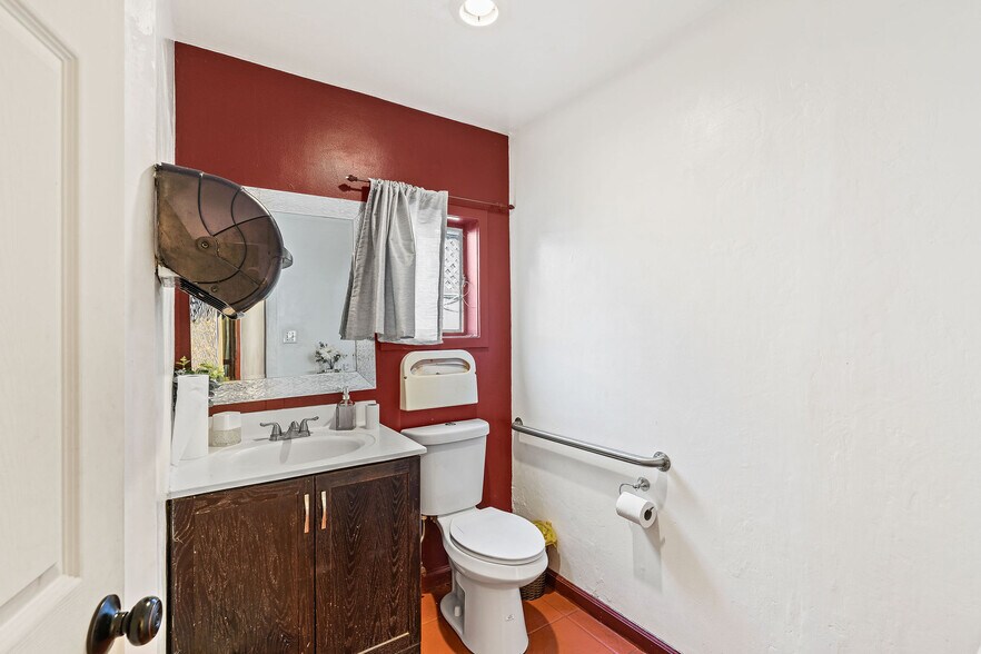 More Photos Of 21245 E Cliff Dr, Santa Cruz Storefront Retail Office For Lease