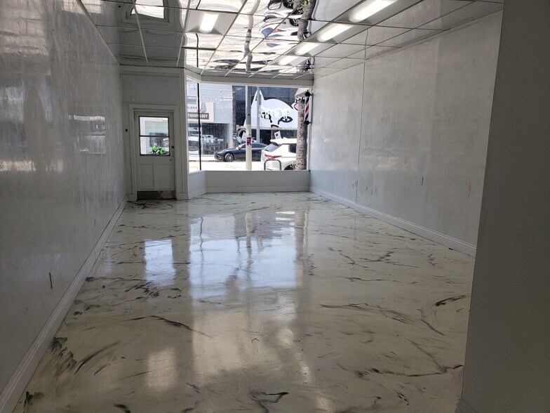 More Photos Of 438 N Fairfax Ave, Los Angeles Storefront For Lease