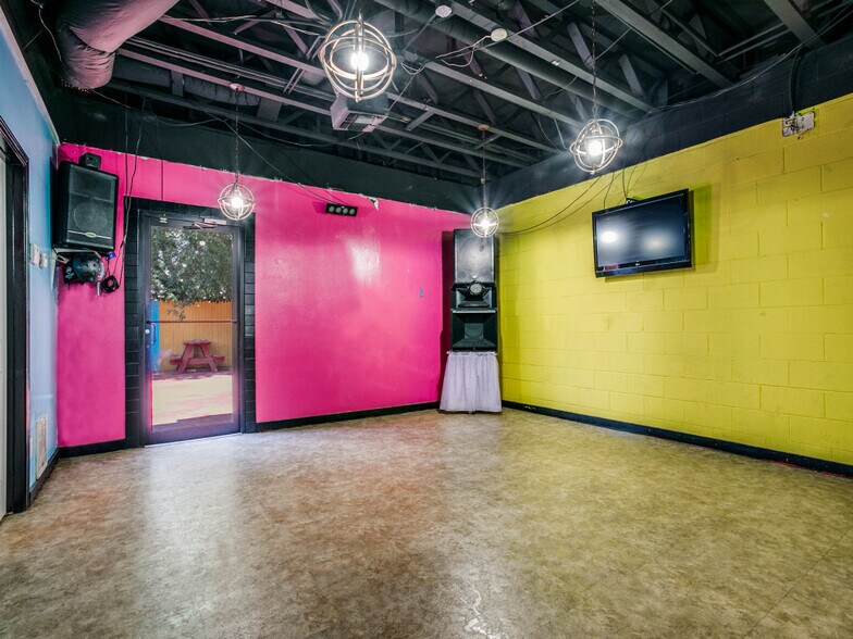 More Photos Of 226 E Fest St, San Antonio Restaurant For Sale