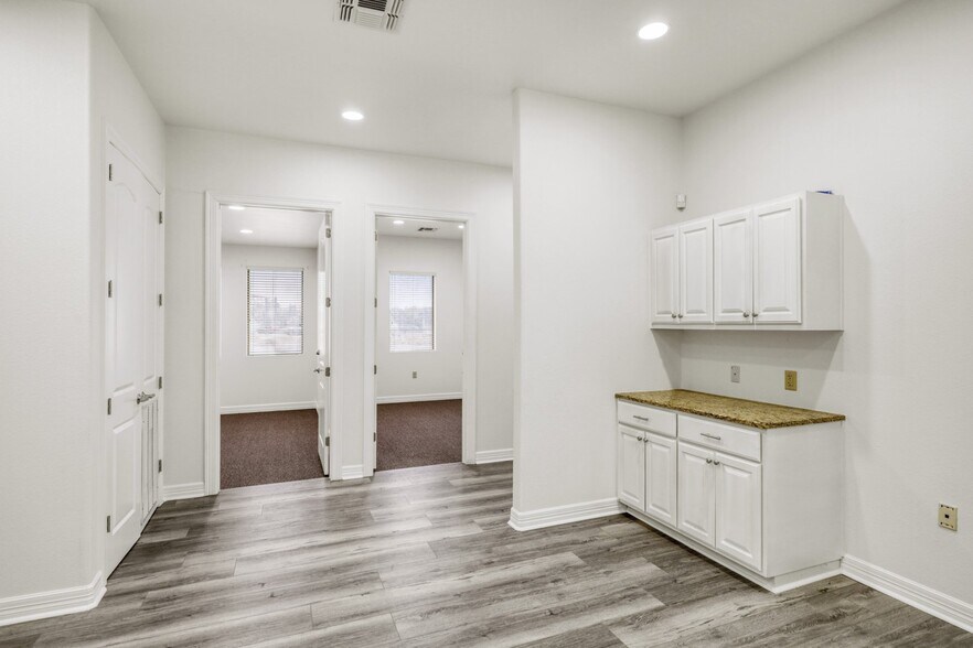 More Photos Of 5727 W I-10 Fwy, San Antonio Office For Lease