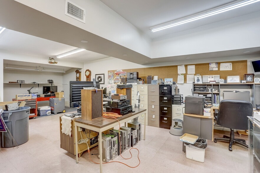 More Photos Of 329 Otter St, Bristol Flex For Lease