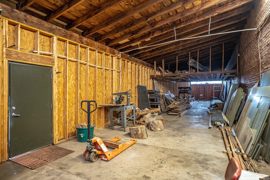 More Photos Of 1611 Washington St, Alexandria Showroom For Sale