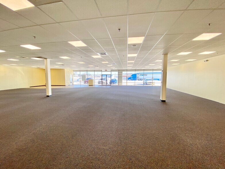 More Photos Of 1203 W Ferdon St, Litchfield Storefront For Lease