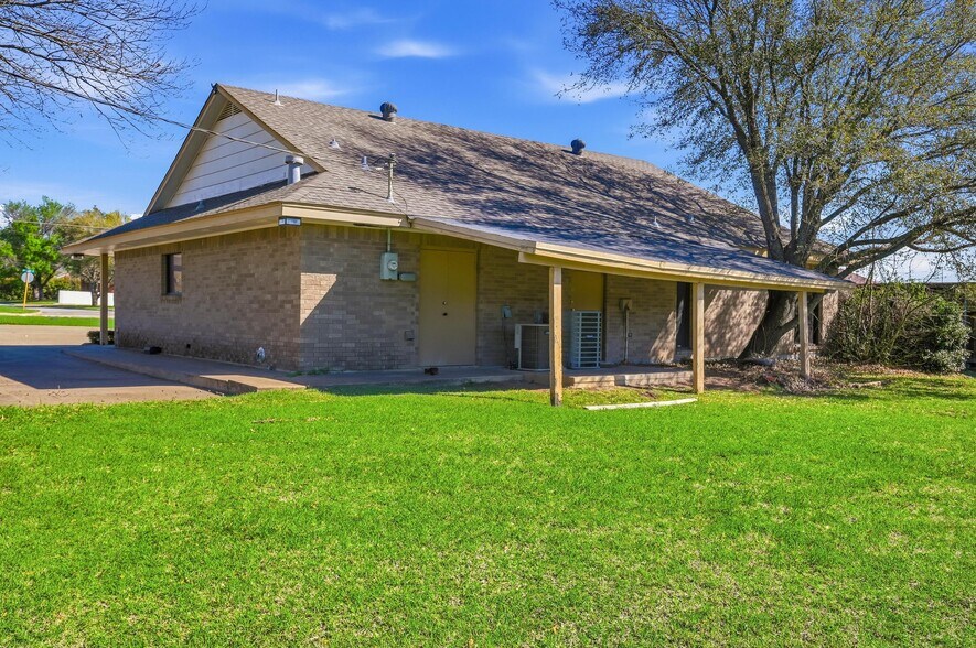 More Photos Of 216 Dalton Dr, DeSoto Office For Lease