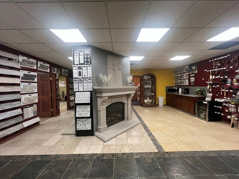 More Photos Of 205 35th St, Bettendorf Warehouse For Lease