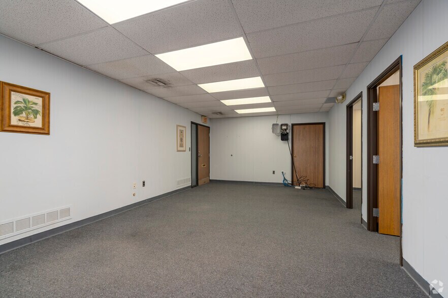 More Photos Of 32969 Hamilton Ct, Farmington Hills Office For Sale