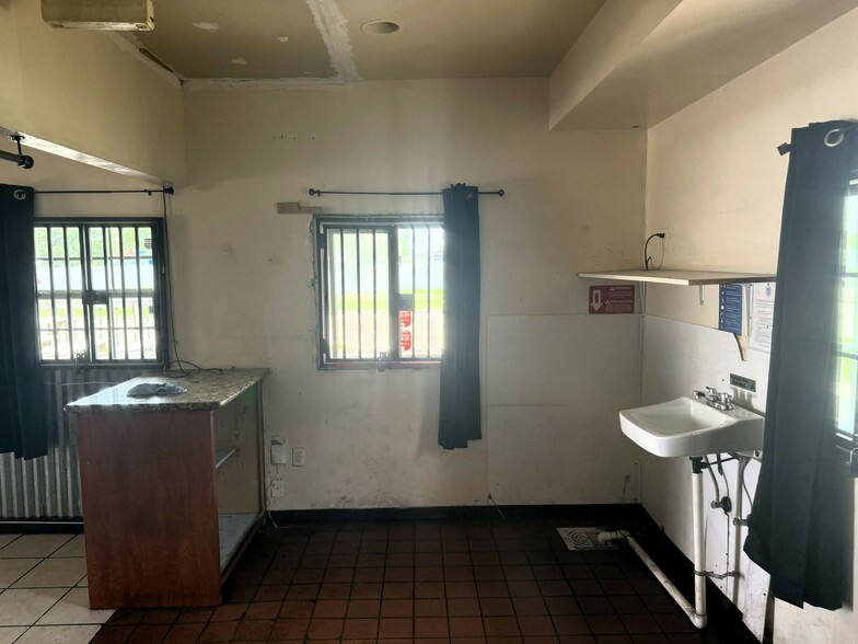 More Photos Of 5740 S Wayside Dr, Houston Restaurant For Lease