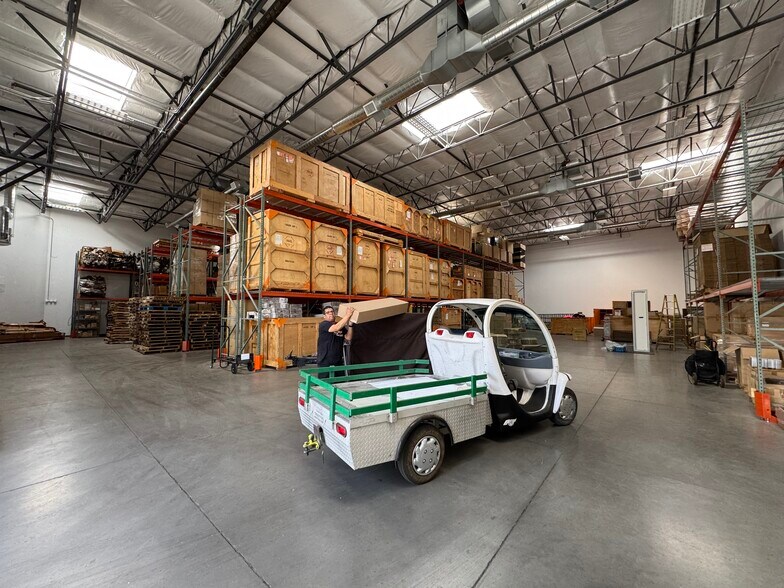 More Photos Of 2025 W Quail Ave, Phoenix Manufacturing For Lease