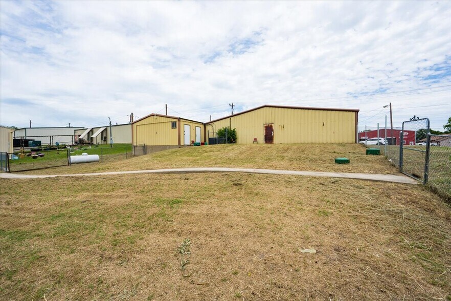 More Photos Of 11361 FM 730 N, Azle Flex For Sale