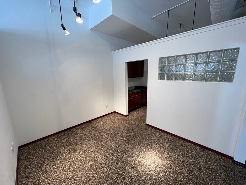 More Photos Of 300-350 E Main St, Pullman Storefront Retail Office For Lease