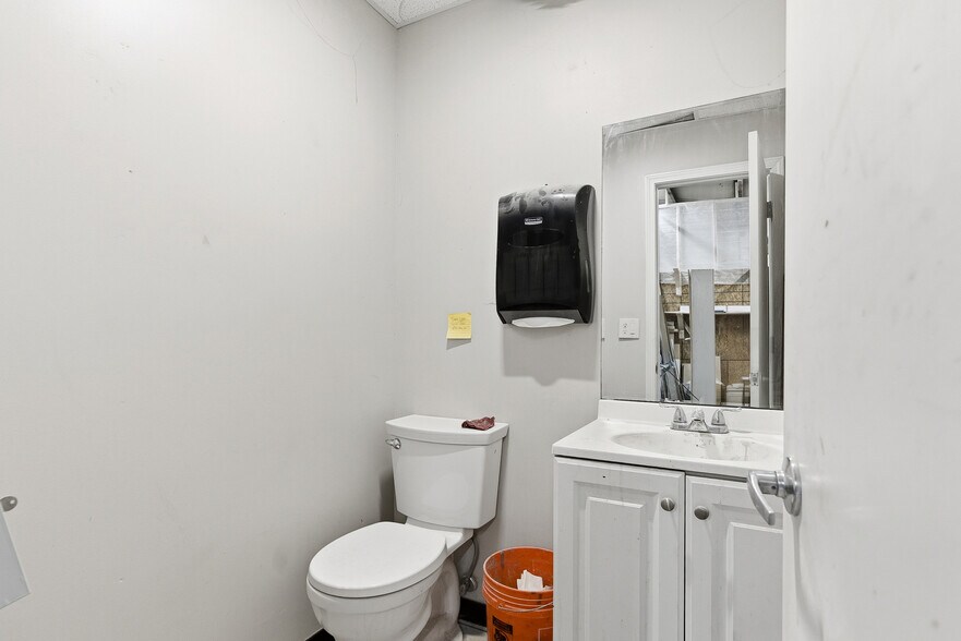 More Photos Of 961 Shallowford Rd NE, Kennesaw Warehouse For Sale