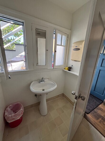 More Photos Of 2025 N Broadway, Santa Ana Office Residential For Lease