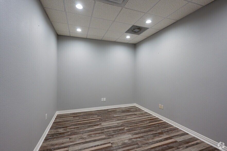 More Photos Of 2910 Edith Ln, Haltom City Light Manufacturing For Sale