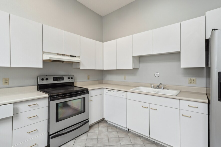 More Photos Of 626-632 Sycamore St, Waterloo Storefront Retail Office For Sale