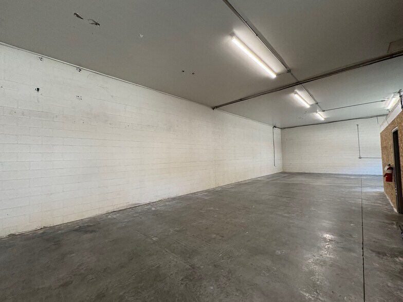 More Photos Of 218 E 50th St, Garden City Warehouse For Lease