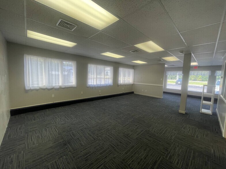 More Photos Of 426 Salem Tpke, Bozrah Storefront Retail Office For Sale