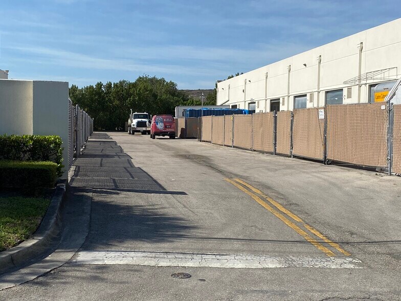 More Photos Of 1805 S Powerline Rd, Deerfield Beach Warehouse For Lease