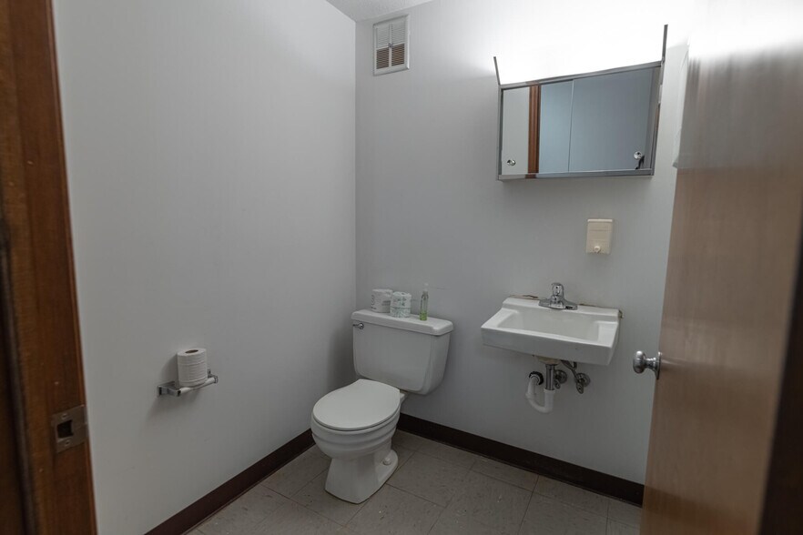 More Photos Of 1130 Vester Ave, Springfield Medical For Lease
