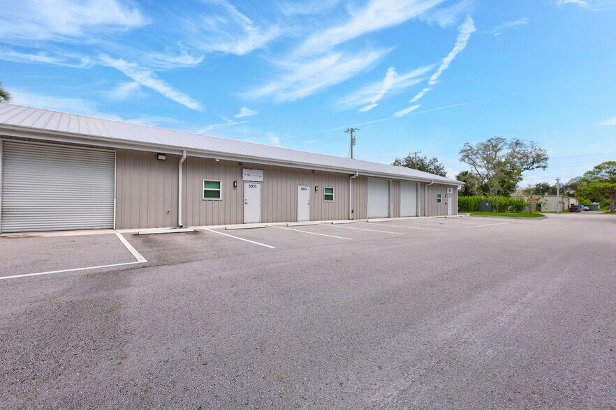 More Photos Of 3801-3815 Oleander Ave, Fort Pierce Warehouse For Lease
