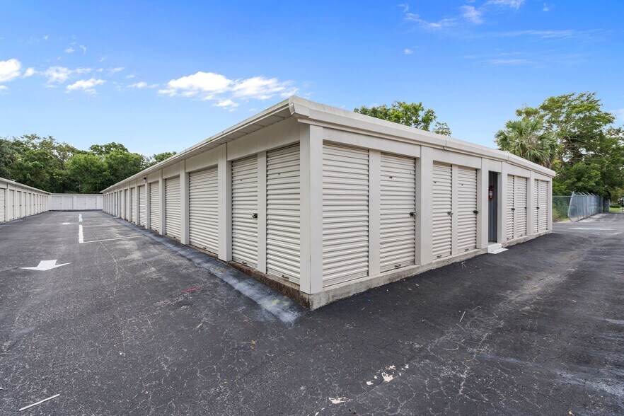 More Photos Of 4870 20th St, Vero Beach Self Storage For Sale