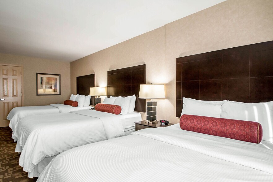 More Photos Of 933 S Riverside Dr, Elmhurst Hotel For Sale