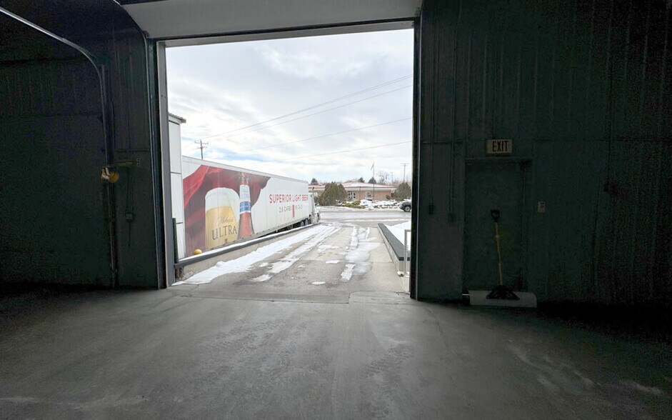 More Photos Of 425 N Broadway Ave, Riverton Light Distribution For Sale