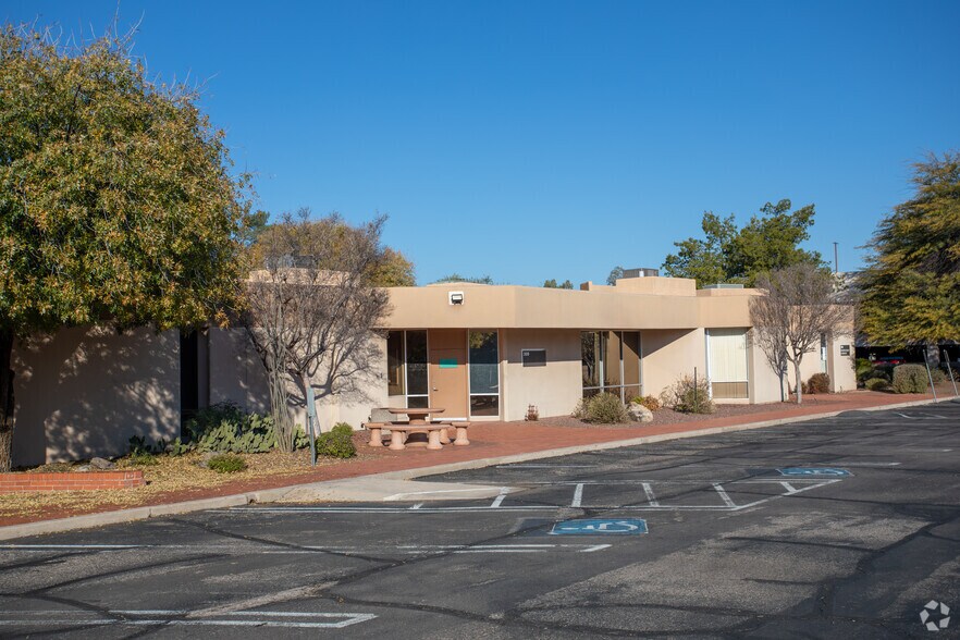 More Photos Of 310 N Wilmot Rd, Tucson Unknown For Lease