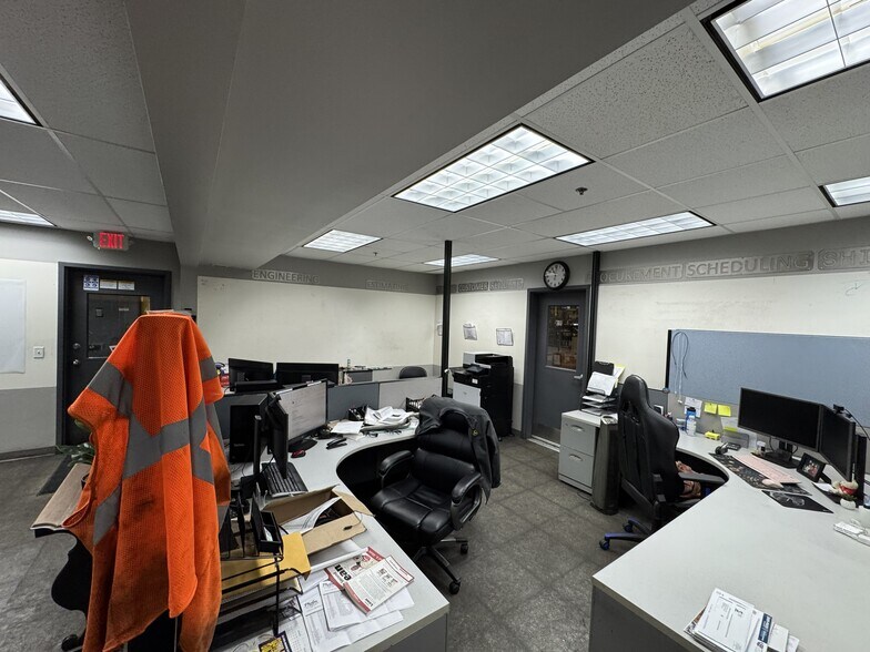 More Photos Of 200 E 90th St, Davenport Warehouse For Lease