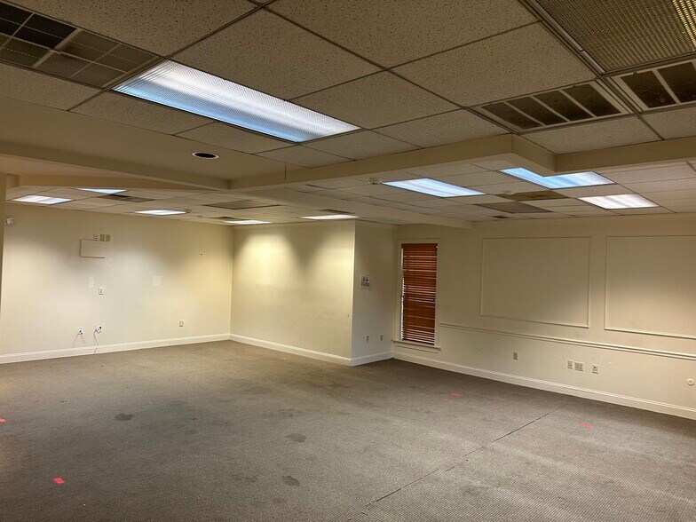 More Photos Of 195 Bristol Oxford Valley Rd, Langhorne Bank For Lease