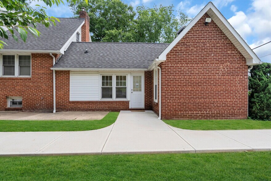 More Photos Of 8-10 Tindall Rd, Middletown Office For Lease