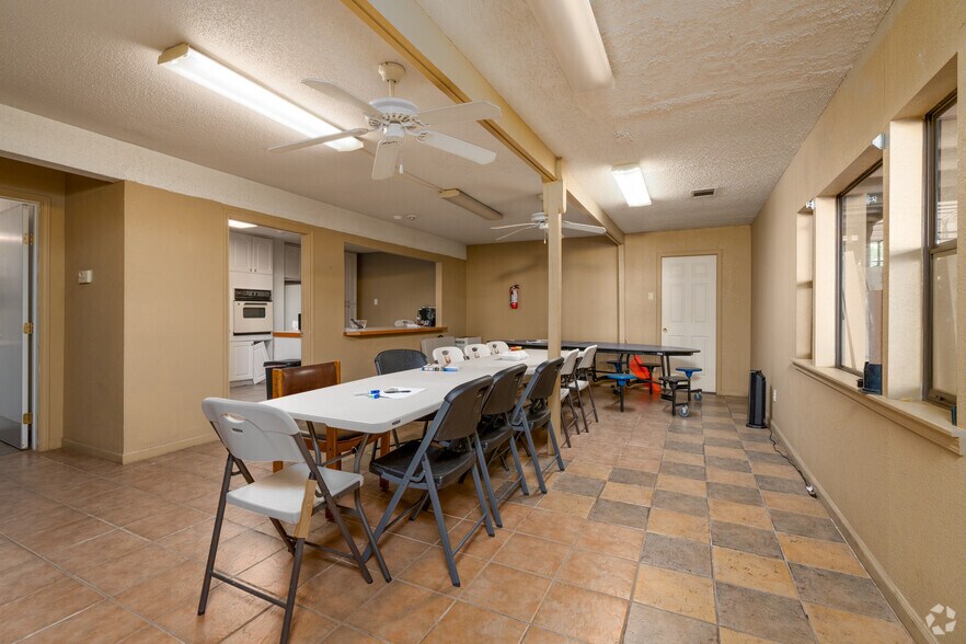 More Photos Of 2333-2337 Delante St, Haltom City Warehouse For Sale