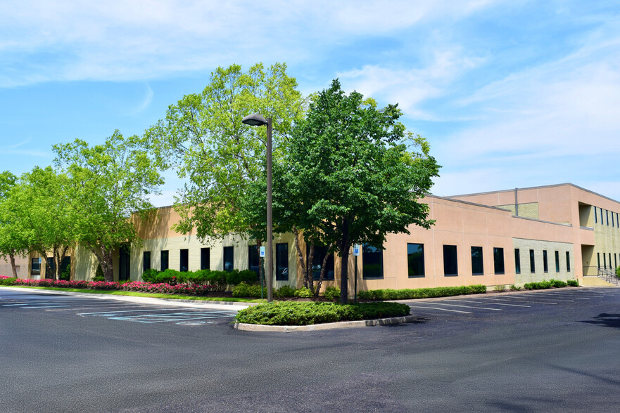 Primary Photo Of 135 Engineers Rd, Hauppauge Medical For Lease