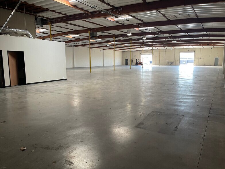 More Photos Of 11760 Slauson Ave, Santa Fe Springs Manufacturing For Lease