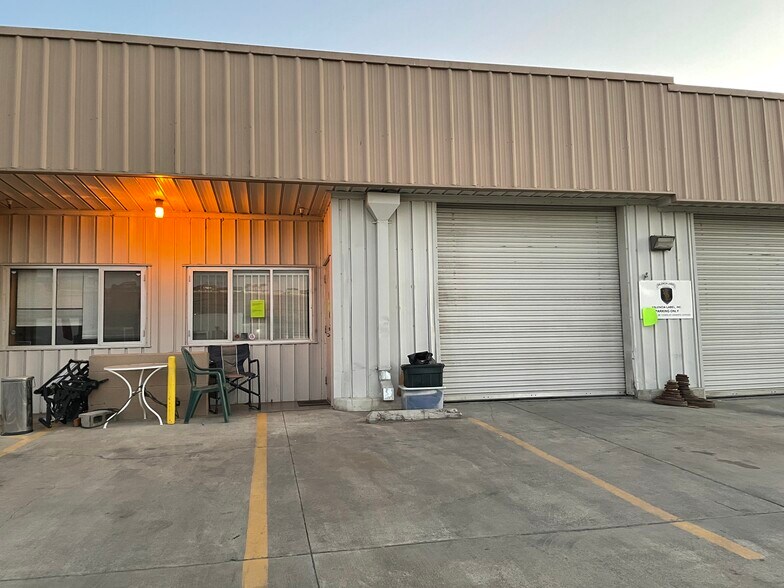 More Photos Of 26846 Oak Ave, Canyon Country Warehouse For Lease