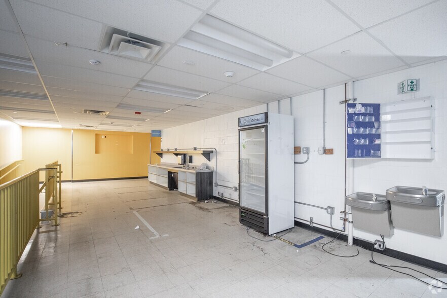 More Photos Of 201 Grumman Rd W, Bethpage Distribution For Lease