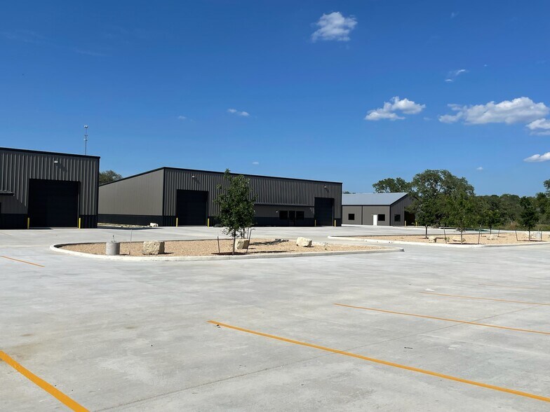 More Photos Of 606 Mill Run, Kerrville Warehouse For Lease