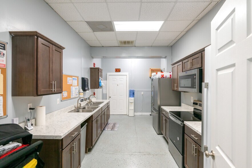 More Photos Of 10366 Highway 100, Scotts Hill Flex For Sale