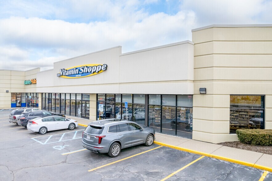 More Photos Of 30730-30780 Orchard Lake Rd, Farmington Hills General Retail For Lease