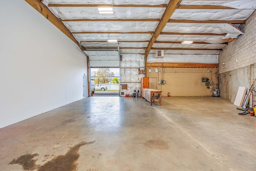 More Photos Of 2310 N Kerby Ave, Portland Warehouse For Lease