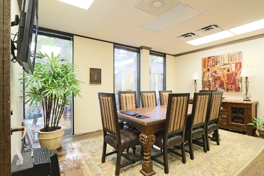 More Photos Of 2020 N Loop Fwy W, Houston Office For Lease